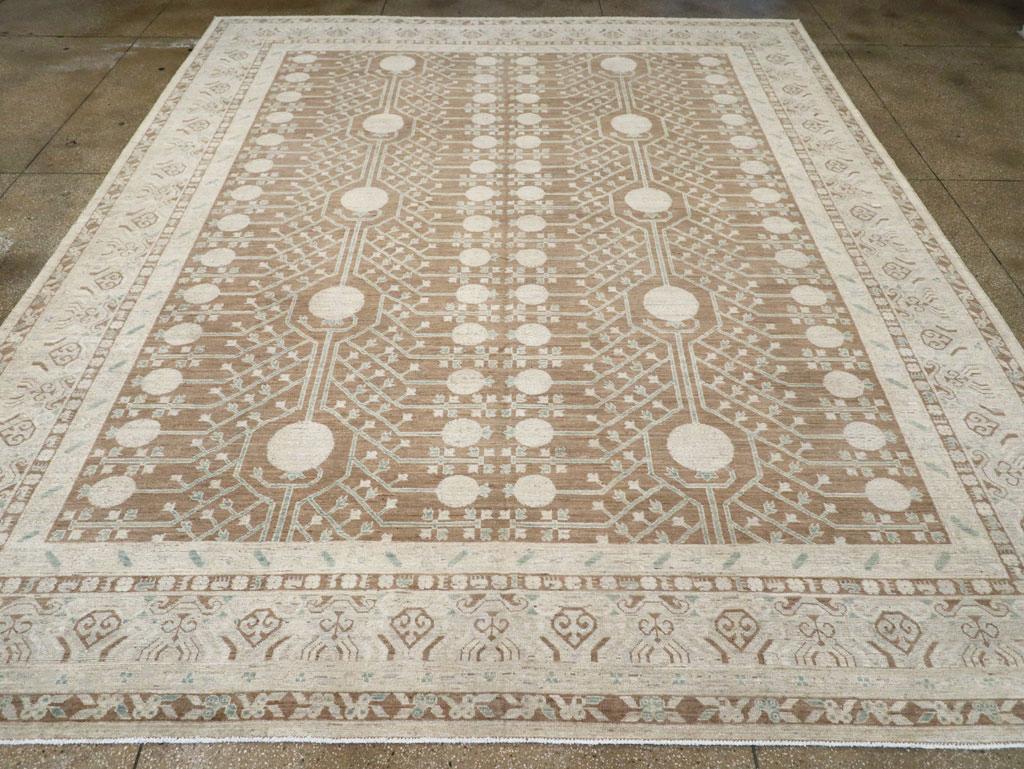 Un tapis moderne du Turkestan oriental Khotan de grande taille, fabriqué à la main au cours du 21e siècle.

Mesures : 12' 4