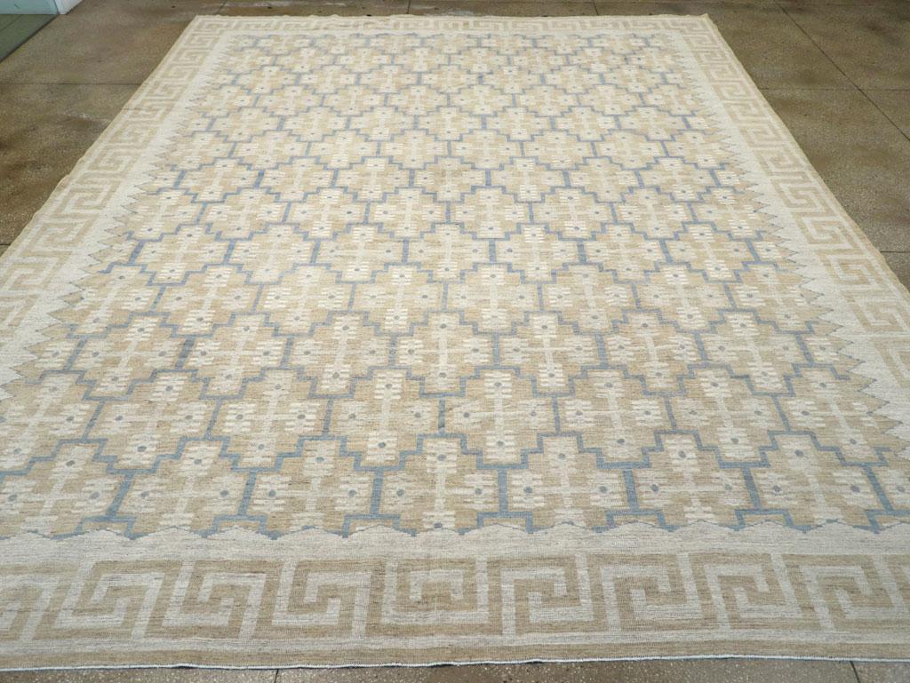Un tapis moderne du Turkestan oriental Khotan de grande taille, fabriqué à la main au cours du 21e siècle.

Mesures : 12' 6