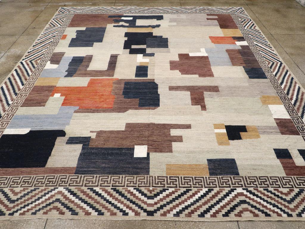 Un tapis moderne du Turkestan oriental Khotan de grande taille, fabriqué à la main au cours du 21e siècle.

Mesures : 12' 7