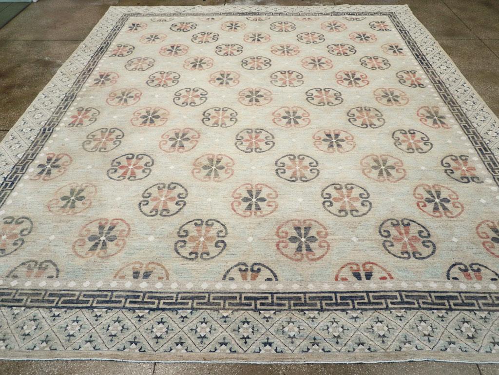Un tapis moderne du Turkestan oriental Khotan de grande taille, fabriqué à la main au cours du 21e siècle.

Mesures : 12' 9