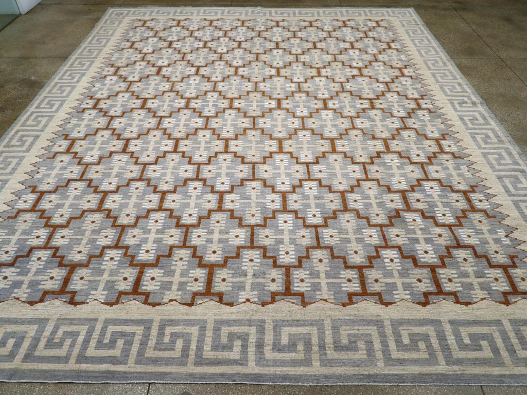 Un tapis moderne du Turkestan oriental Khotan de grande taille, fabriqué à la main au cours du 21e siècle.

Mesures : 12' 10