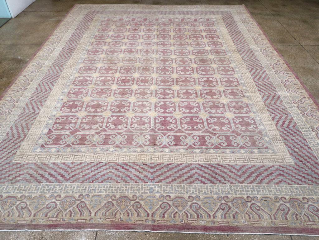 Un tapis moderne du Turkestan oriental Khotan de grande taille, fabriqué à la main au cours du 21e siècle.

Mesures : 13' 0