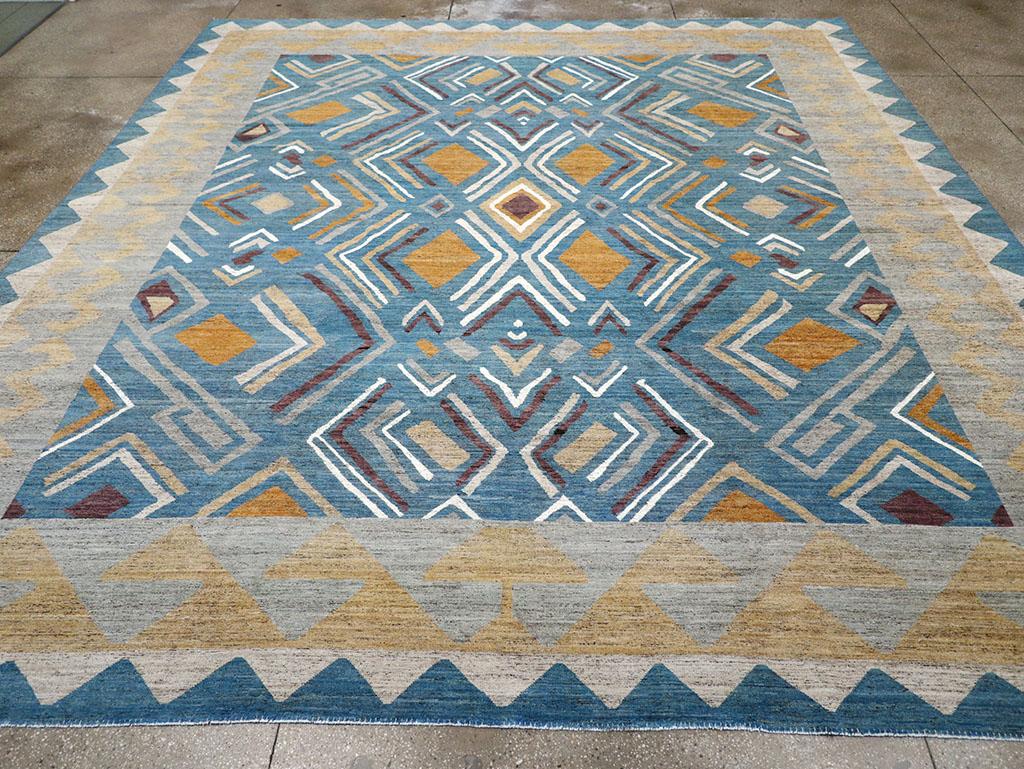 Un tapis moderne du Turkestan oriental Khotan de grande taille, fabriqué à la main au cours du 21e siècle.

Mesures : 13' 2
