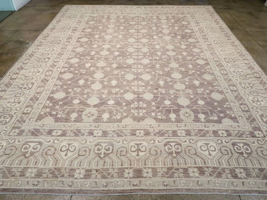 Un tapis moderne du Turkestan oriental Khotan de grande taille, fabriqué à la main au cours du 21e siècle.

Mesures : 13' 2