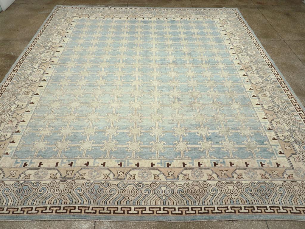 Un tapis moderne du Turkestan oriental Khotan de grande taille, fabriqué à la main au cours du 21e siècle.

Mesures : 13' 3