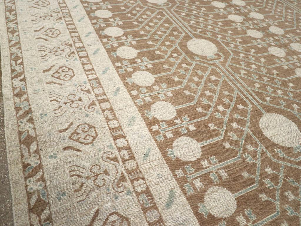 Noué à la main Tapis Khotan du Turkestan oriental du 21e siècle de grande taille en vente
