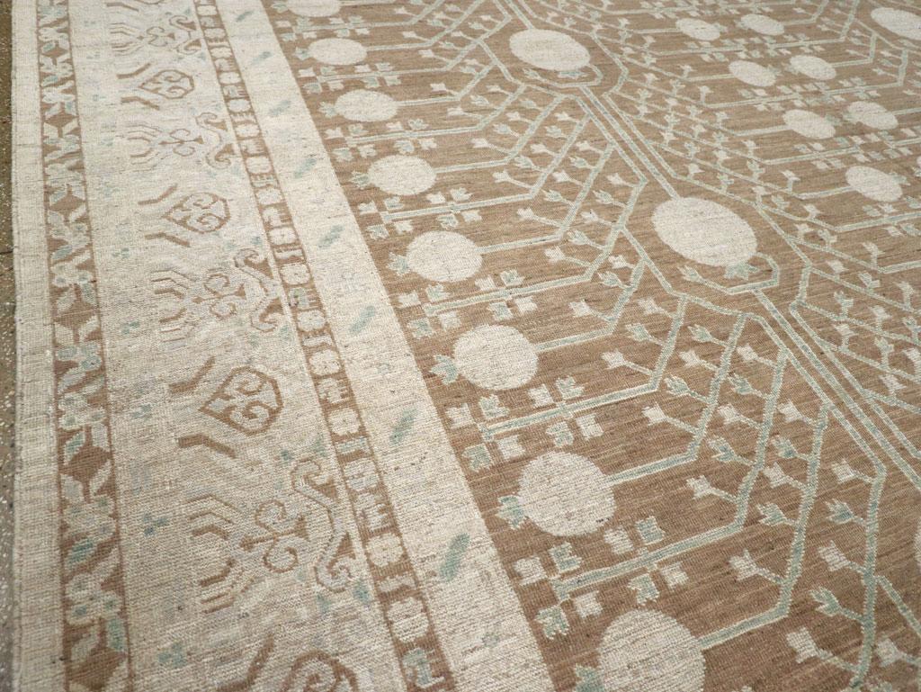 Noué à la main Tapis Khotan du Turkestan oriental du 21e siècle de grande taille en vente