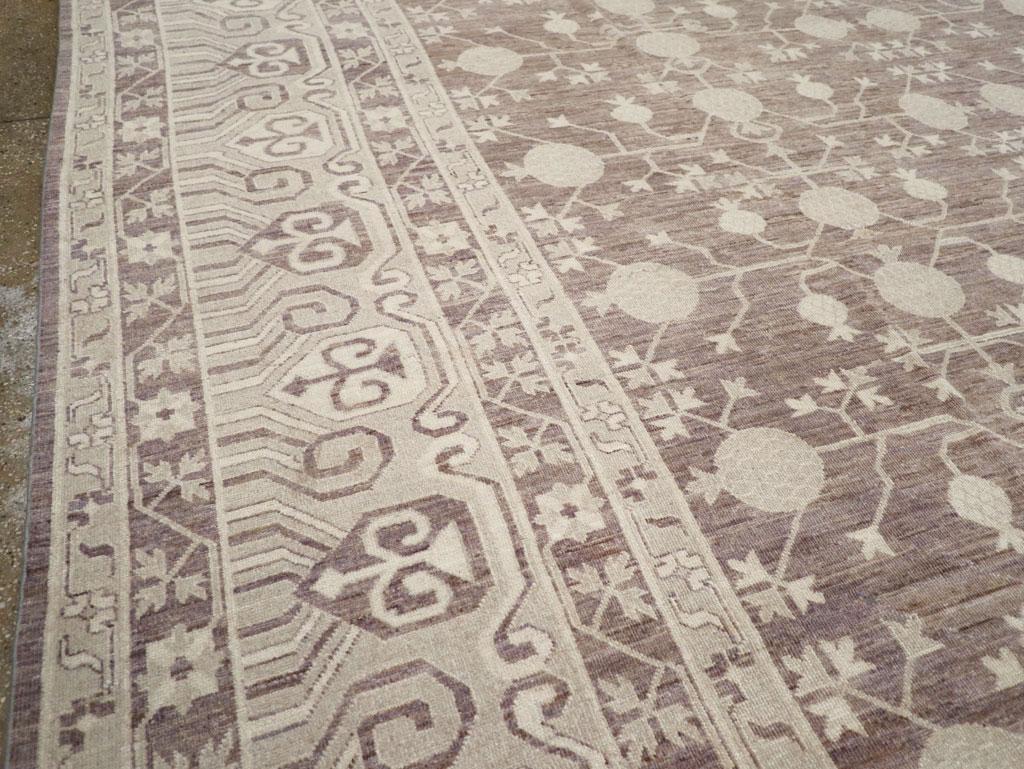 Noué à la main Tapis Khotan du Turkestan oriental du 21e siècle de grande taille en vente