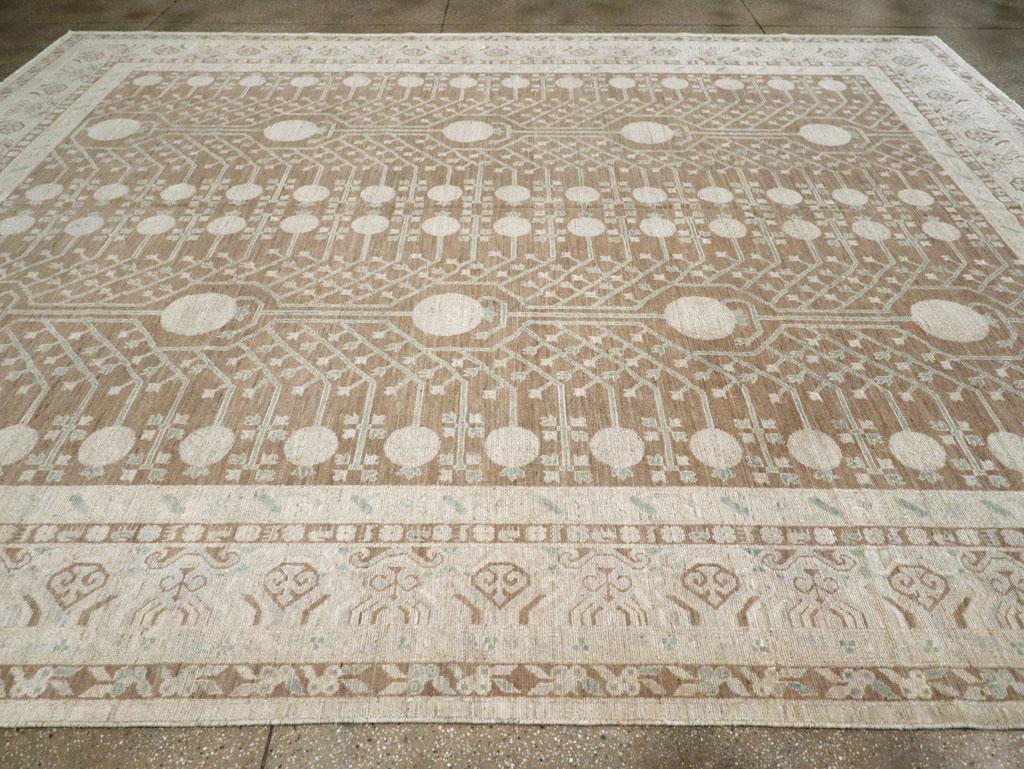 Tapis Khotan du Turkestan oriental du 21e siècle de grande taille Neuf - En vente à New York, NY