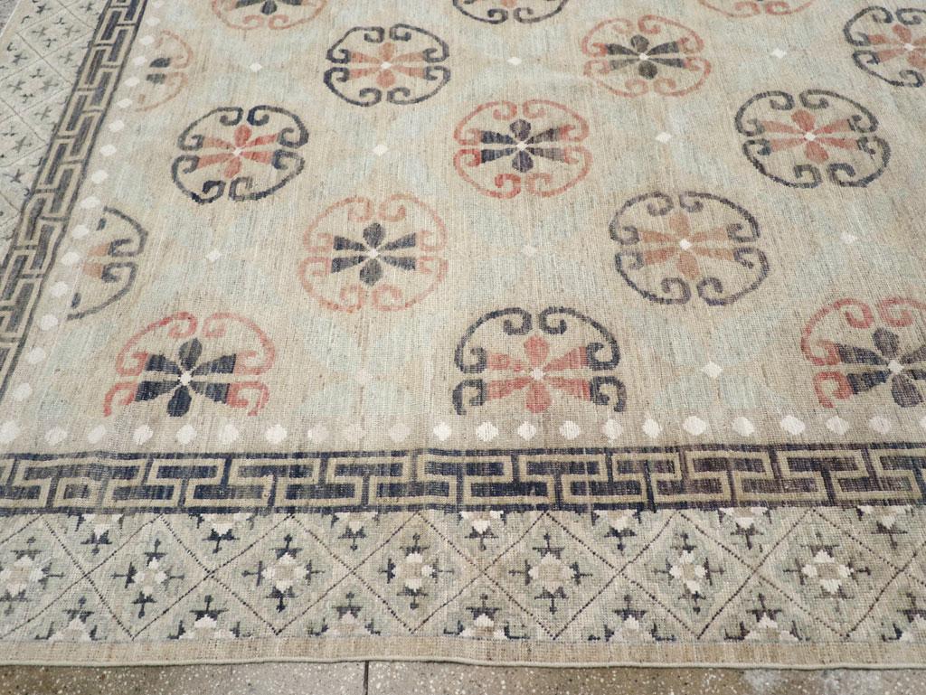 XXIe siècle et contemporain Tapis Khotan du Turkestan oriental du 21e siècle de grande taille en vente