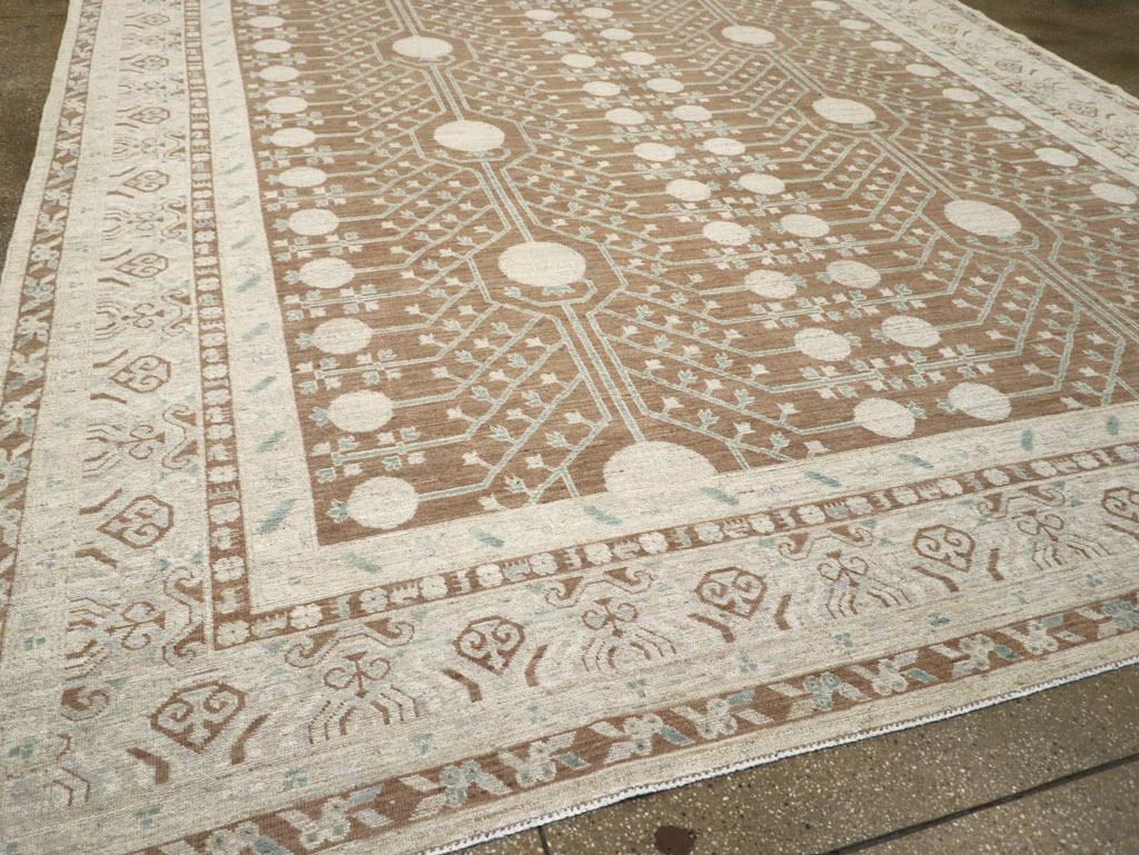 Laine Tapis Khotan du Turkestan oriental du 21e siècle de grande taille en vente