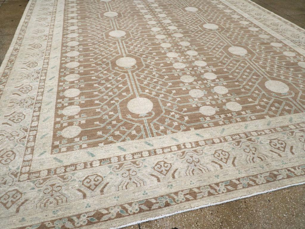 Laine Tapis Khotan du Turkestan oriental du 21e siècle de grande taille en vente