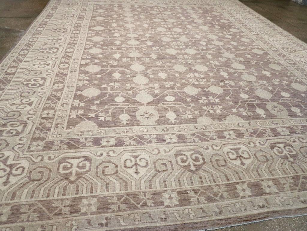 Laine Tapis Khotan du Turkestan oriental du 21e siècle de grande taille en vente