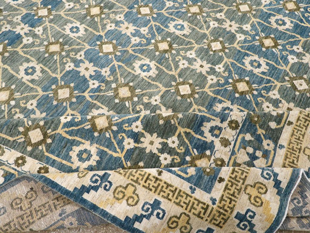 Tapis Khotan du Turkestan oriental du 21e siècle de grande taille en vente 1