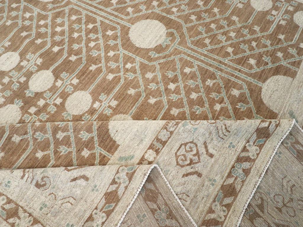 Tapis Khotan du Turkestan oriental du 21e siècle de grande taille en vente 1