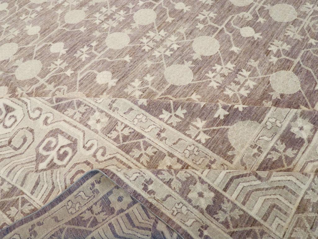 Tapis Khotan du Turkestan oriental du 21e siècle de grande taille en vente 1
