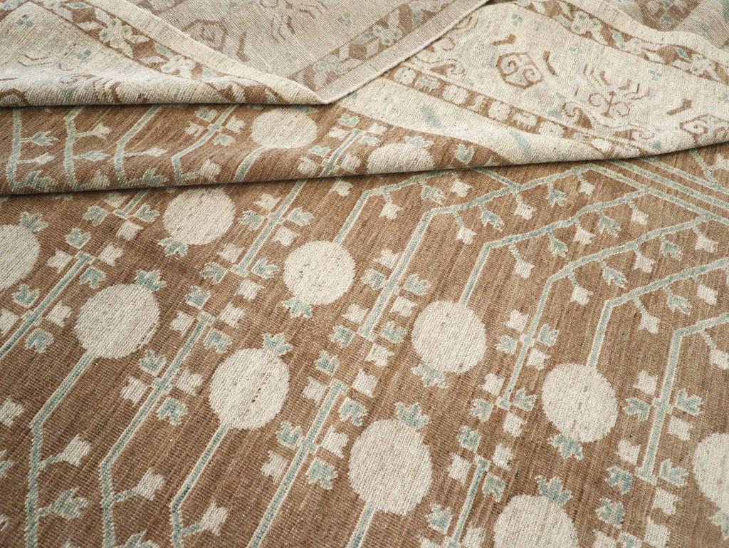 Tapis Khotan du Turkestan oriental du 21e siècle de grande taille en vente 2