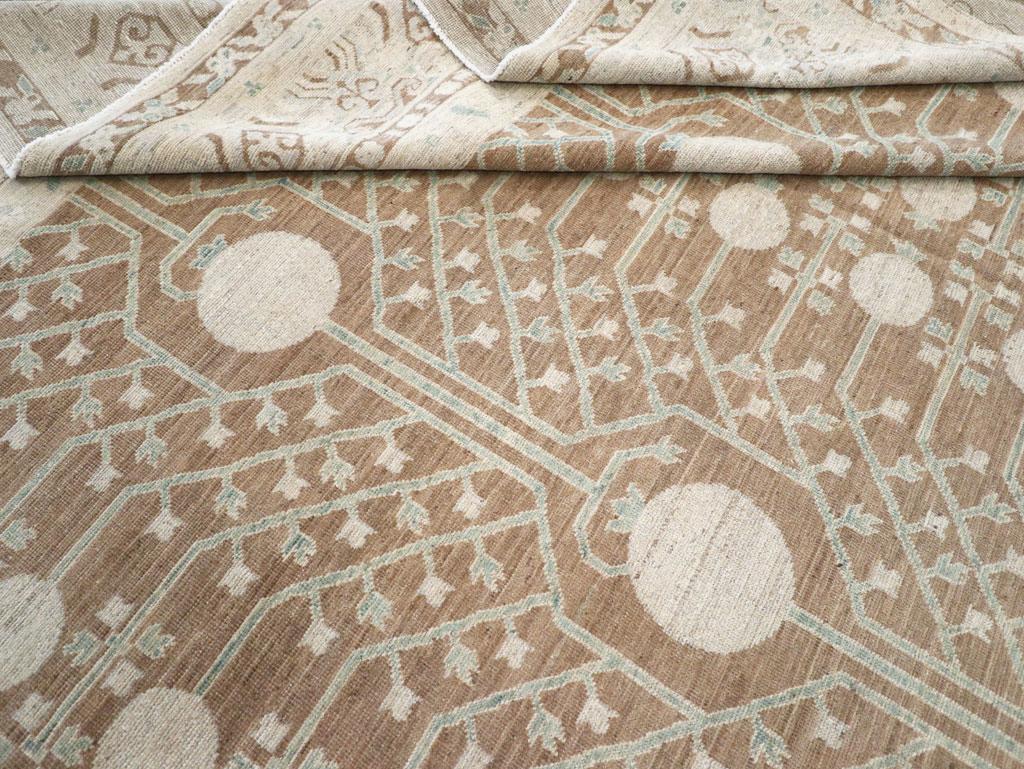 Tapis Khotan du Turkestan oriental du 21e siècle de grande taille en vente 2