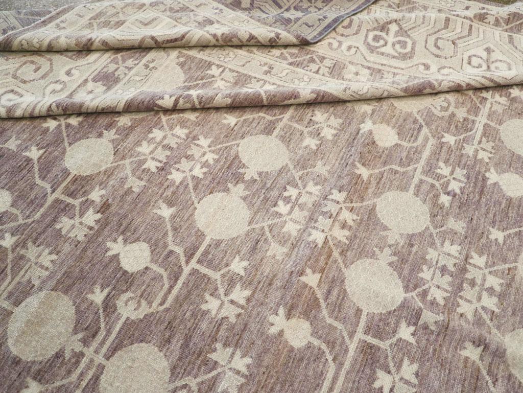Tapis Khotan du Turkestan oriental du 21e siècle de grande taille en vente 2