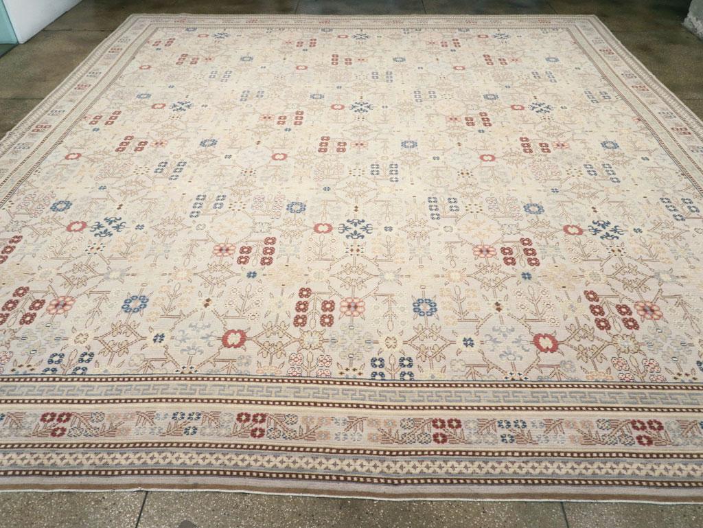 Ein moderner ostturkestanischer Khotan Large Square Teppich, der im 21. Jahrhundert handgefertigt wurde.

Maße: 16' 8