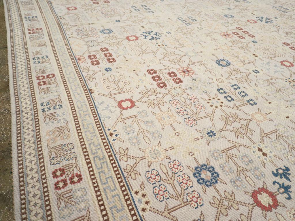 Großer quadratischer Ostturkestanischer Khotan-Teppich aus dem 21. Jahrhundert (Handgeknüpft) im Angebot