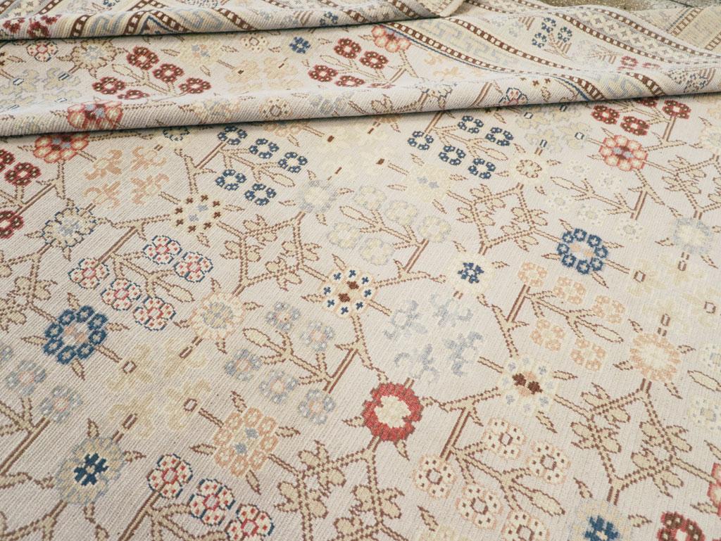 Großer quadratischer Ostturkestanischer Khotan-Teppich aus dem 21. Jahrhundert im Angebot 1
