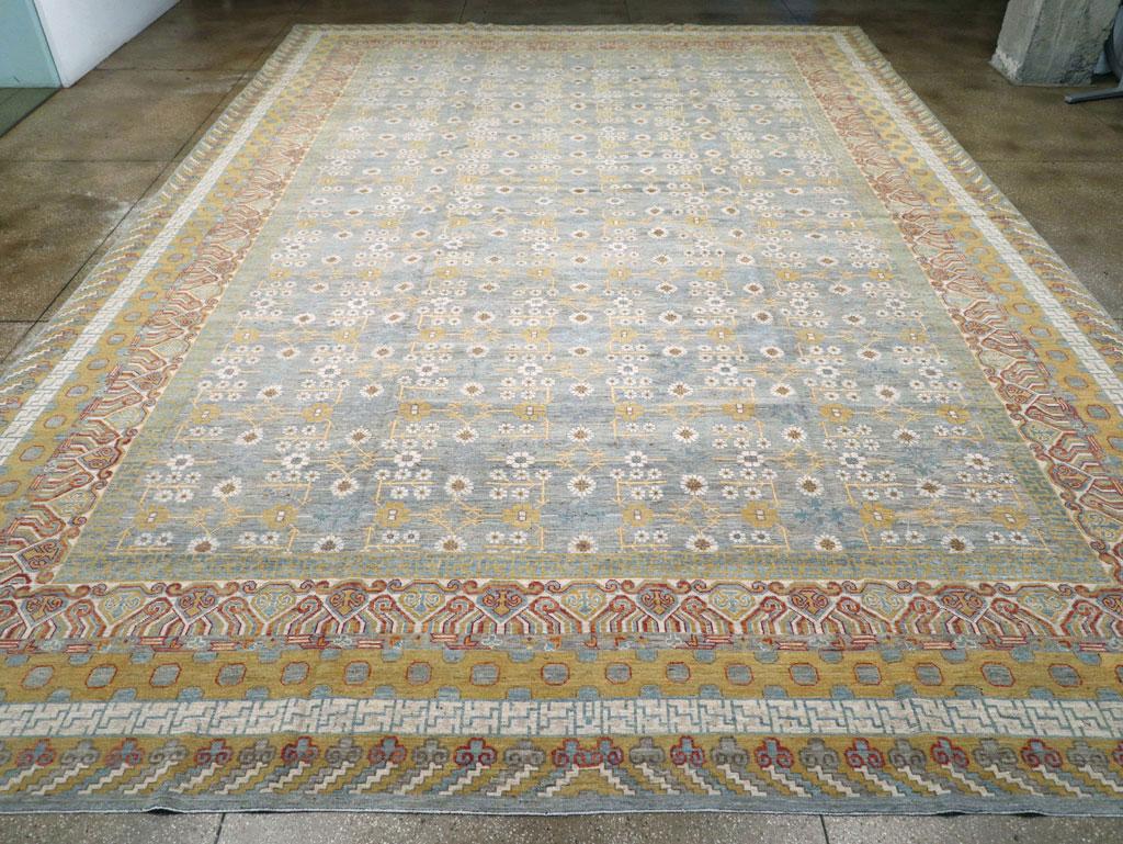 Un tapis moderne de grande taille du Turkestan oriental Khotan, fabriqué à la main au cours du 21e siècle.

Mesures : 15' 3