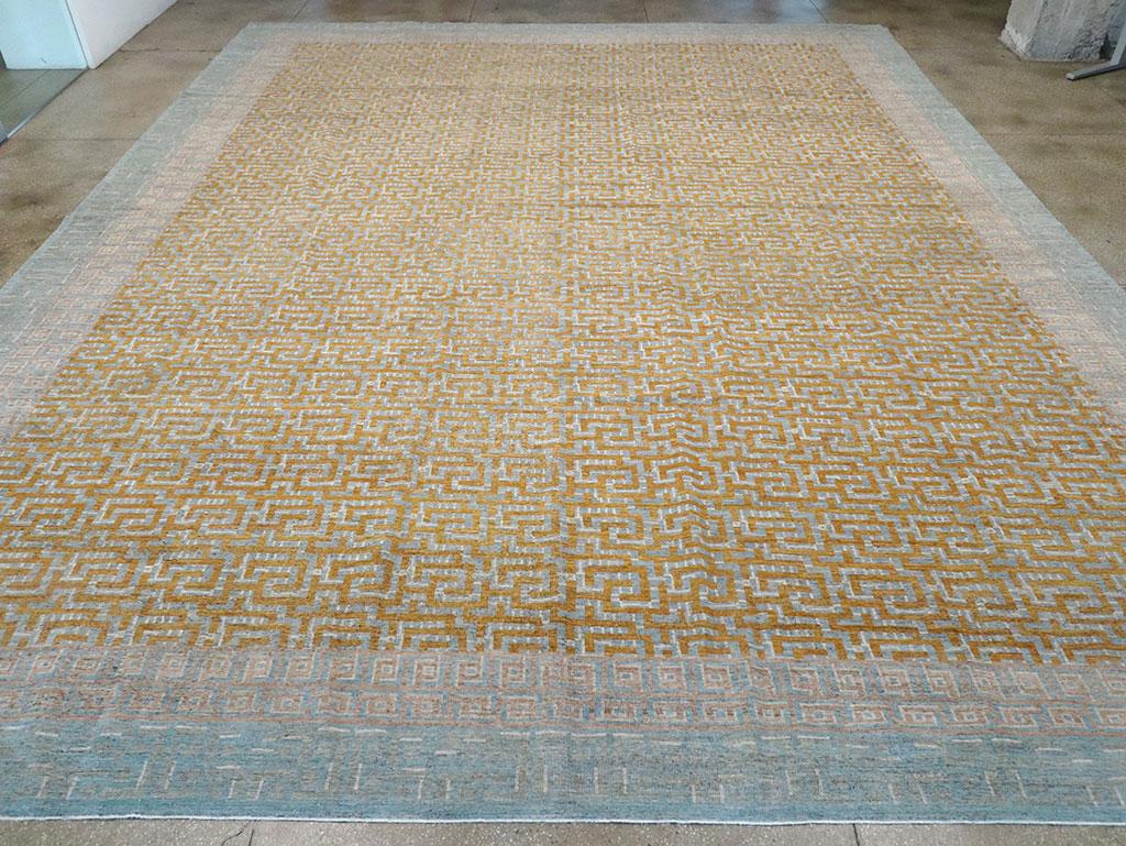 Un tapis moderne de grande taille du Turkestan oriental Khotan, fabriqué à la main au cours du 21e siècle.

Mesures : 16' 6