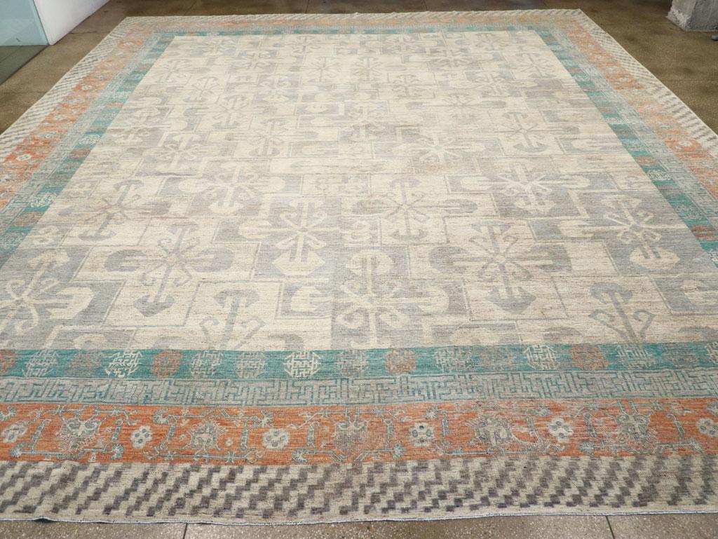 Un tapis moderne de grande taille du Turkestan oriental Khotan, fabriqué à la main au cours du 21e siècle.

Mesures : 17' 7