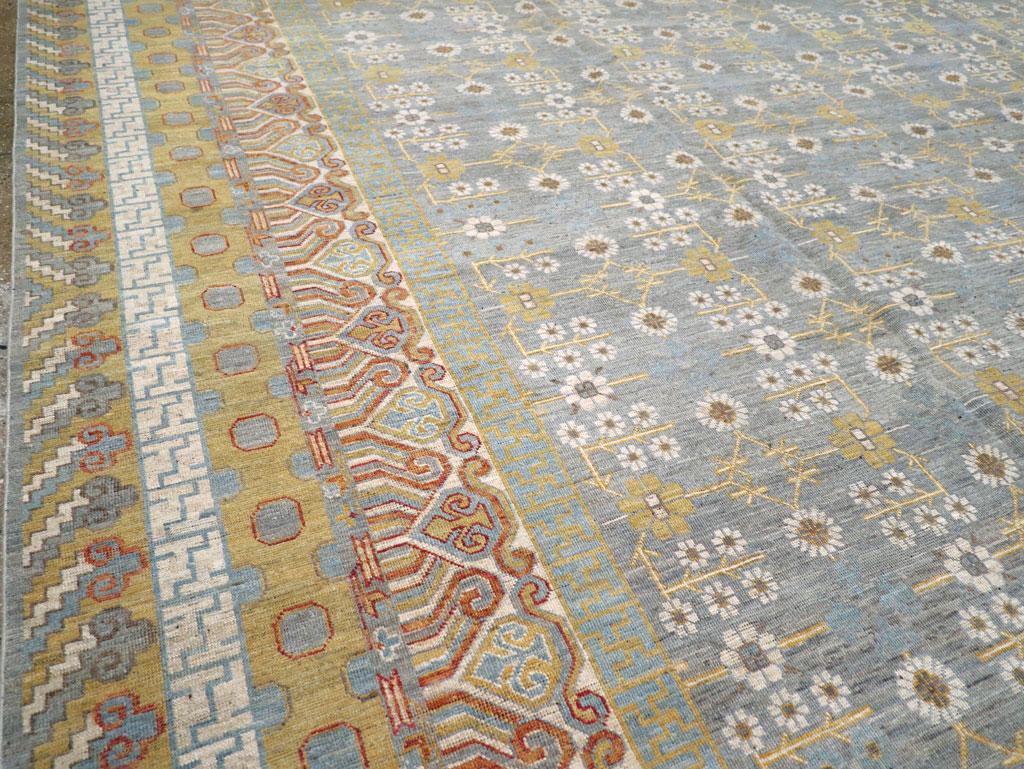 Noué à la main Tapis Khotan du Turkestan oriental surdimensionné du 21e siècle en vente