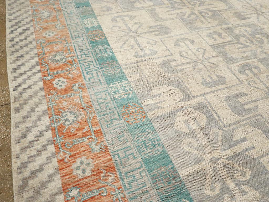 Noué à la main Tapis Khotan du Turkestan oriental surdimensionné du 21e siècle en vente