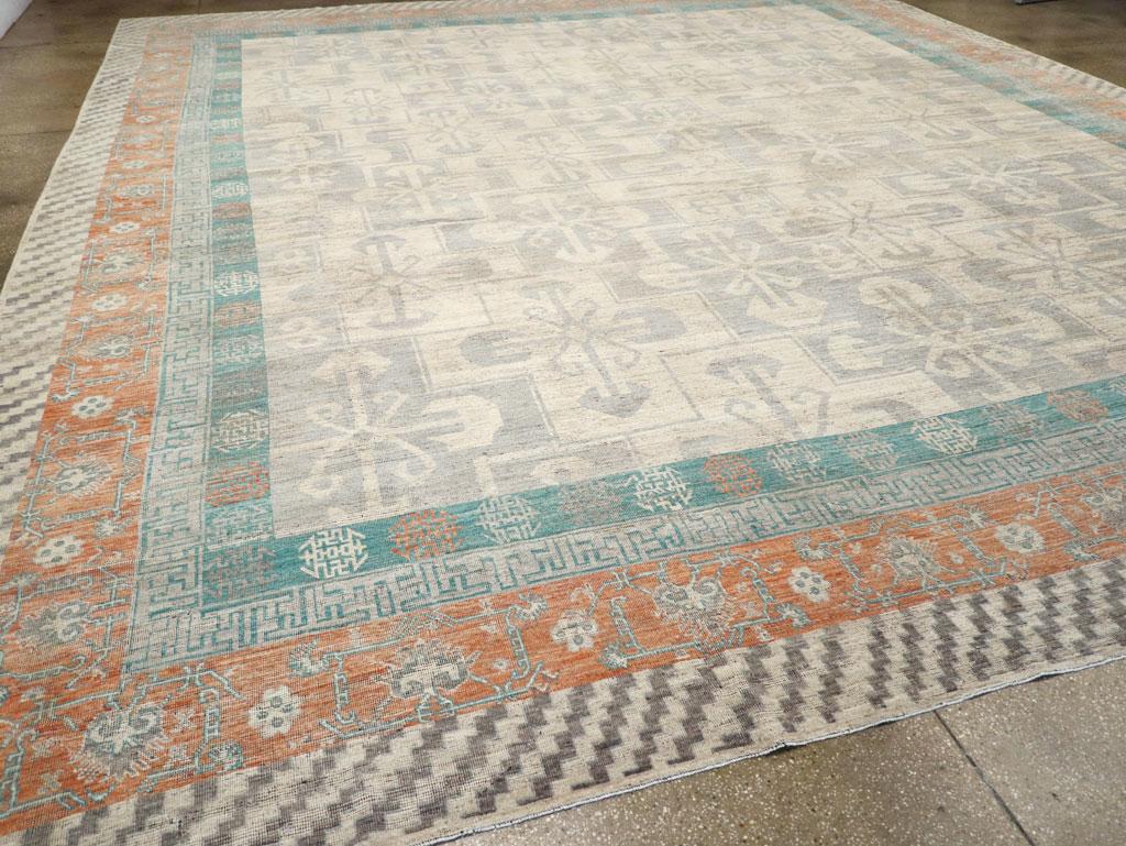 Laine Tapis Khotan du Turkestan oriental surdimensionné du 21e siècle en vente