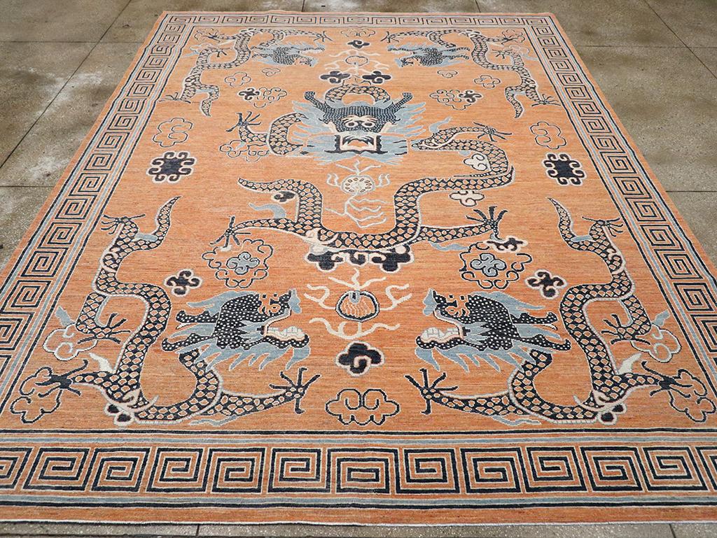 Tapis moderne à motifs picturaux du Turkestan oriental Khotan, fabriqué à la main au cours du 21e siècle.

Mesures : 10' 3