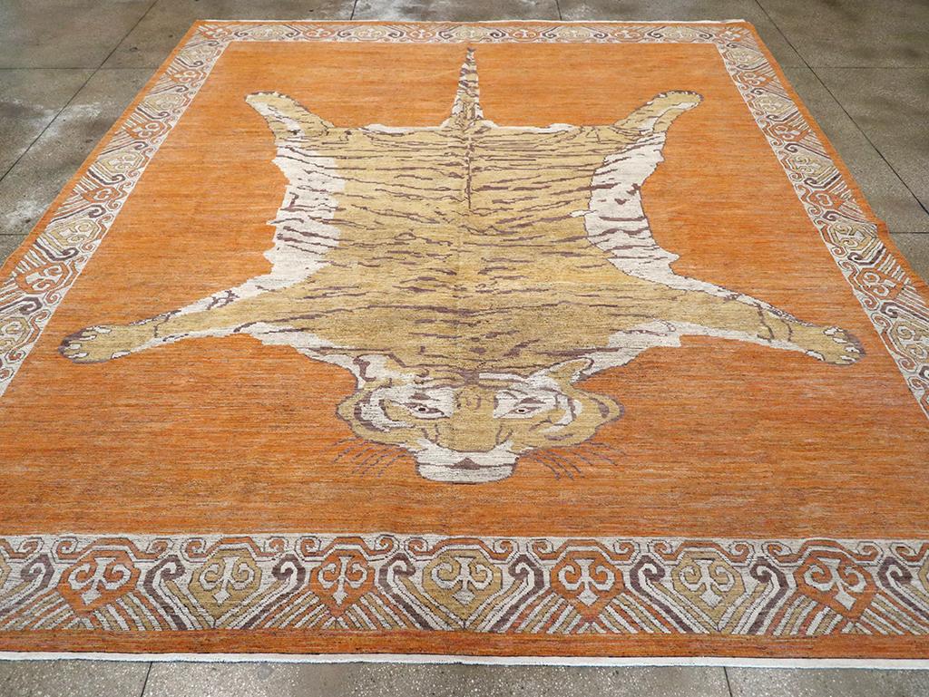 Alfombra pictórica moderna del Turquestán Oriental de Khotan, tamaño habitación, hecha a mano durante el siglo XXI.

Medidas: 12' 4