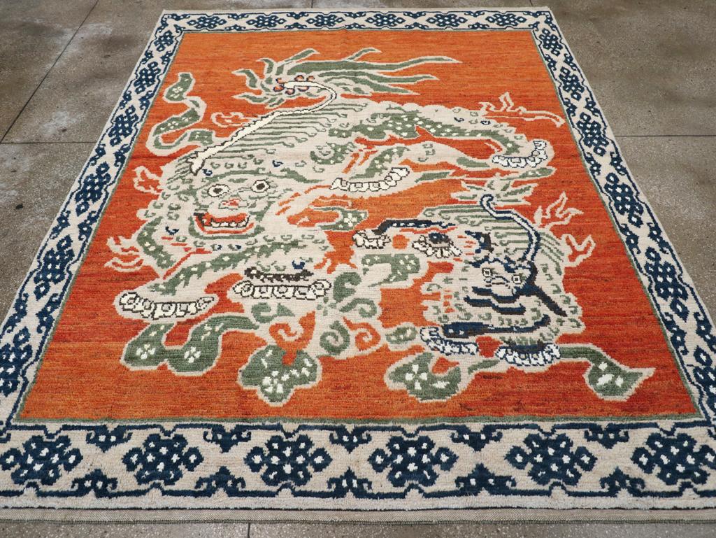 Un tapis moderne du Turkestan oriental Khotan Pictorial Small room size, fabriqué à la main au cours du 21e siècle.

Mesures : 8' 2