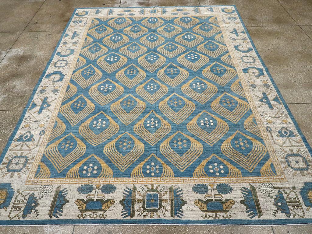 Tapis moderne du Turkestan oriental Khotan, fabriqué à la main au cours du 21e siècle.

Mesures : 9' 3