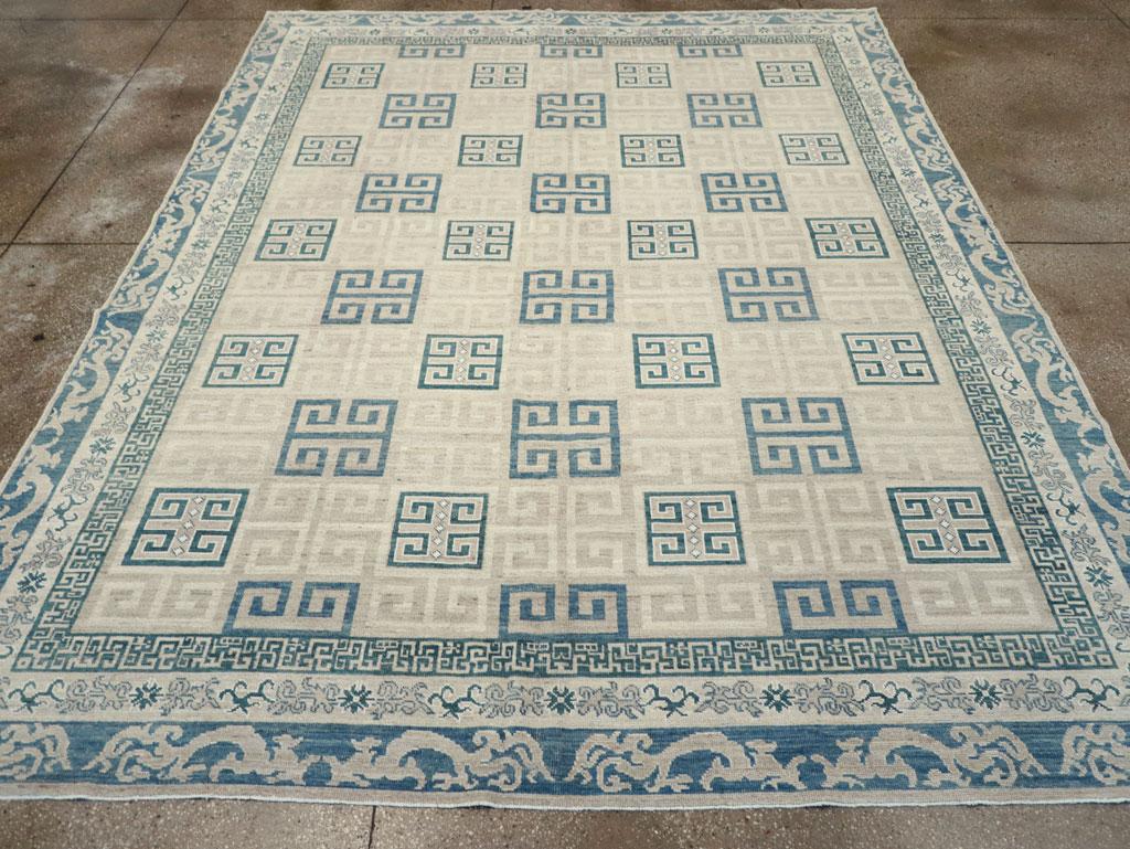 Tapis moderne du Turkestan oriental Khotan, fabriqué à la main au cours du 21e siècle.

Mesures : 9' 1