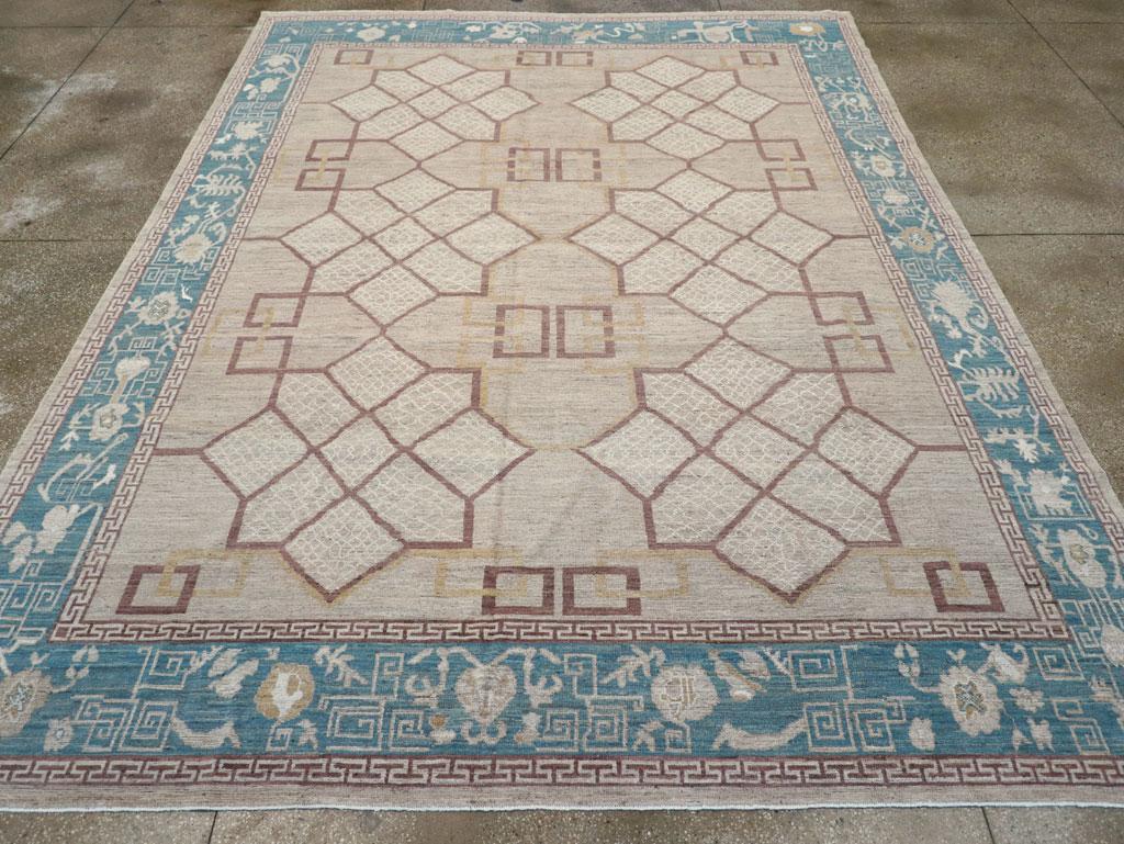 Tapis moderne du Turkestan oriental Khotan, fabriqué à la main au cours du 21e siècle.

Mesures : 9' 1