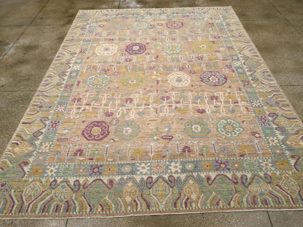 Tapis moderne du Turkestan oriental Khotan, fabriqué à la main au cours du 21e siècle.

Mesures : 9' 2