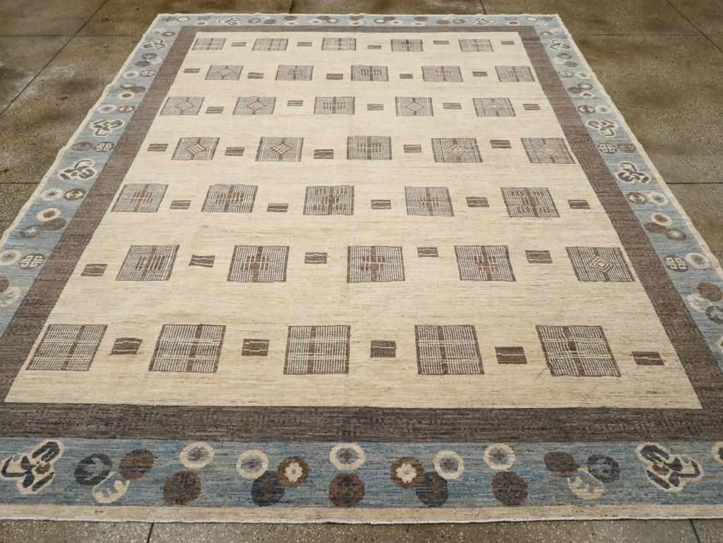 Tapis moderne du Turkestan oriental Khotan, fabriqué à la main au cours du 21e siècle.

Mesures : 9' 6