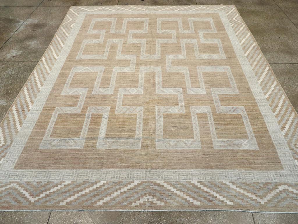 Tapis moderne du Turkestan oriental Khotan, fabriqué à la main au cours du 21e siècle.

Mesures : 9' 7