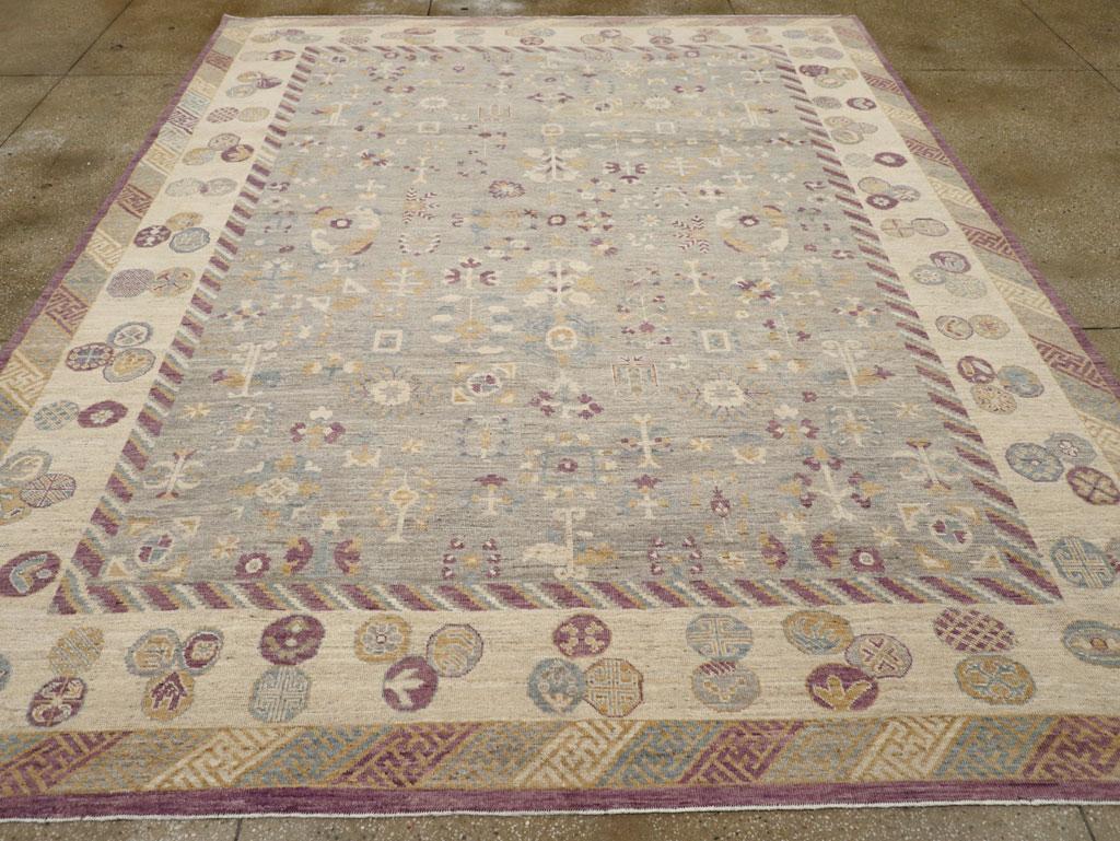 Tapis moderne du Turkestan oriental Khotan, fabriqué à la main au cours du 21e siècle.

Mesures : 9' 8