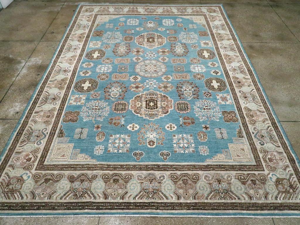 Tapis moderne du Turkestan oriental Khotan, fabriqué à la main au cours du 21e siècle.

Mesures : 9' 10