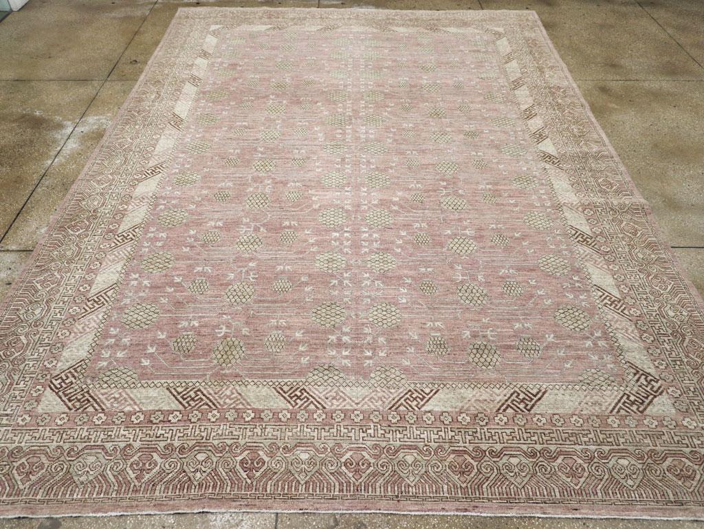 Tapis moderne du Turkestan oriental Khotan, fabriqué à la main au cours du 21e siècle.

Mesures : 10' 0