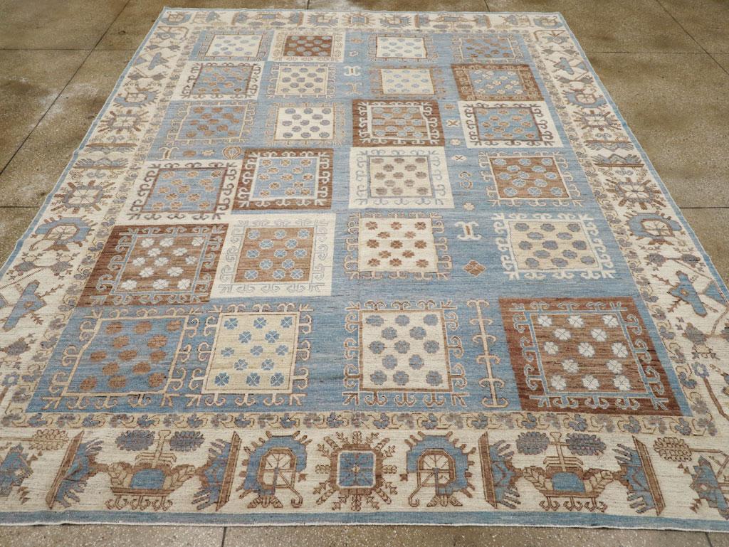 Tapis moderne du Turkestan oriental Khotan, fabriqué à la main au cours du 21e siècle.

Mesures : 10' 2