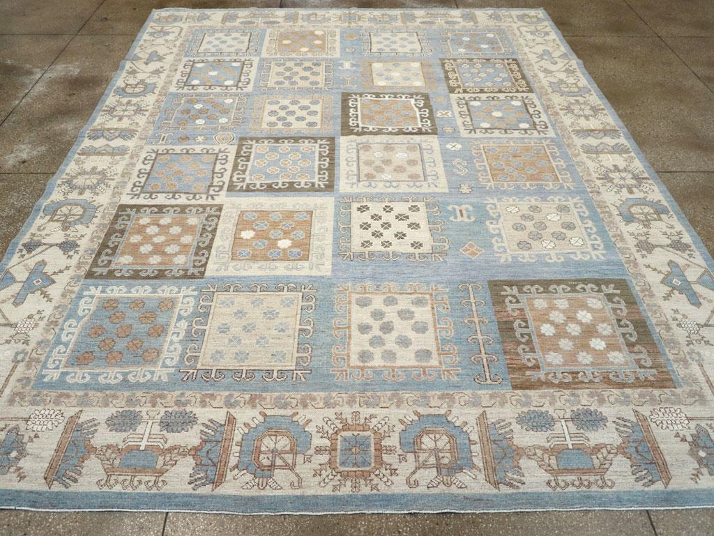 Tapis moderne du Turkestan oriental Khotan, fabriqué à la main au cours du 21e siècle.

Mesures : 10' 3