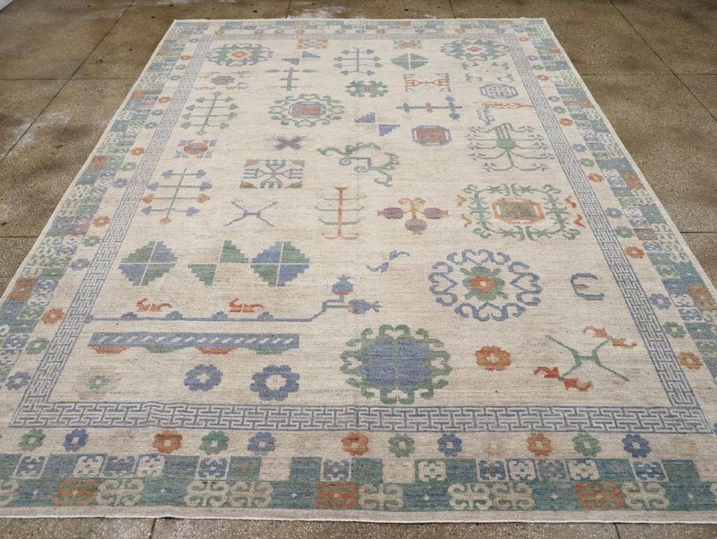 Tapis moderne du Turkestan oriental Khotan, fabriqué à la main au cours du 21e siècle.

Mesures : 10' 3