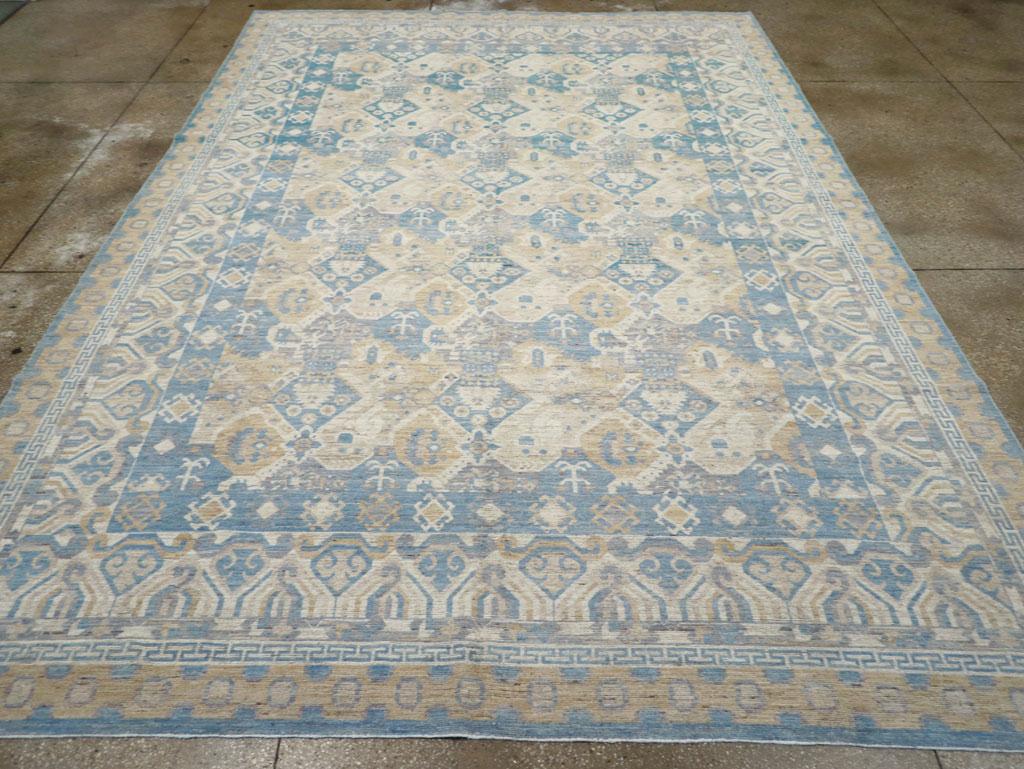 Tapis moderne du Turkestan oriental Khotan, fabriqué à la main au cours du 21e siècle.

Mesures : 10' 4