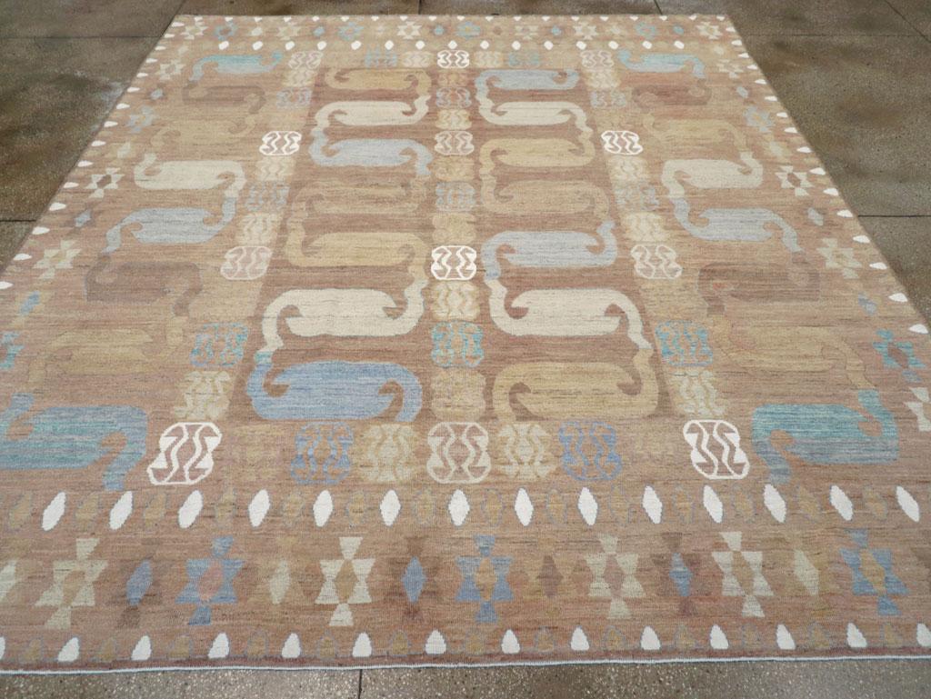 Tapis moderne du Turkestan oriental Khotan, fabriqué à la main au cours du 21e siècle.

Mesures : 10' 9