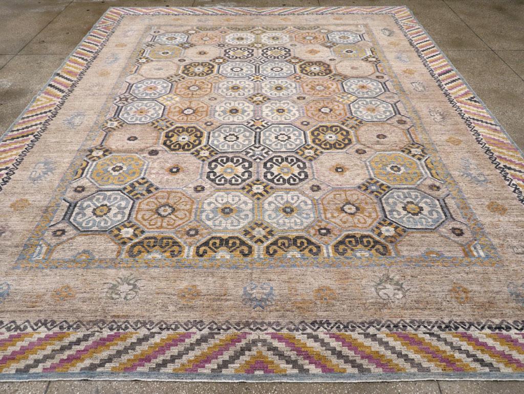Tapis moderne du Turkestan oriental Khotan, fabriqué à la main au cours du 21e siècle.

Mesures : 11' 0